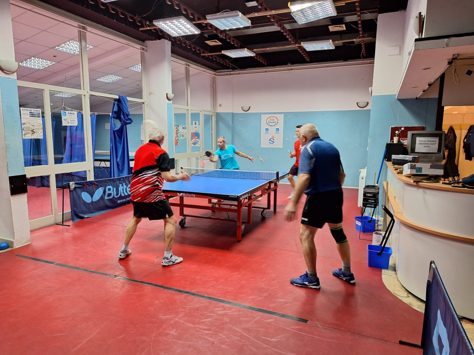 U Rekreativnoj stolnoteniskoj ligi Šibenik nakon nepotpunih 7 kola dvije momčadi na vrhu sa 6 pobjeda