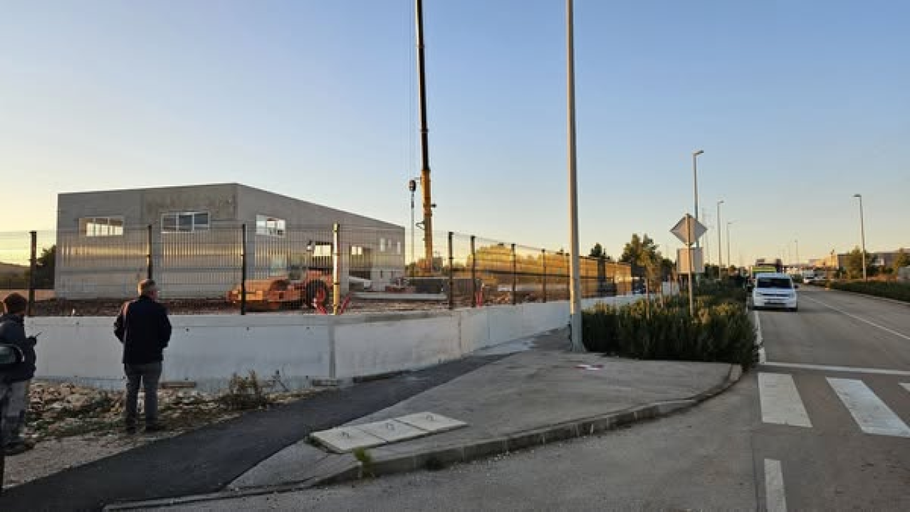 Na gradilištu na Podima bio veći broj radnika,  73-godišnjak poginuo u rušenju konstrukcije