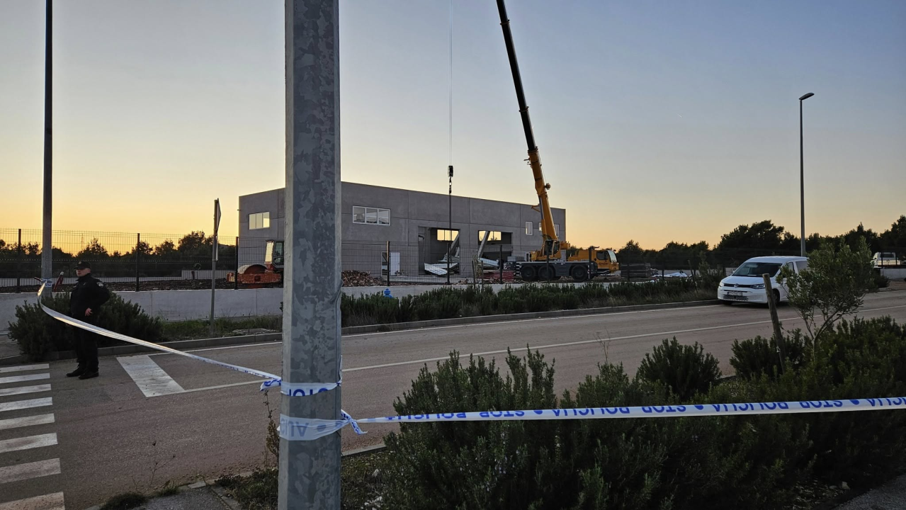 Na gradilištu na Podima bio veći broj radnika,  73-godišnjak poginuo u rušenju konstrukcije