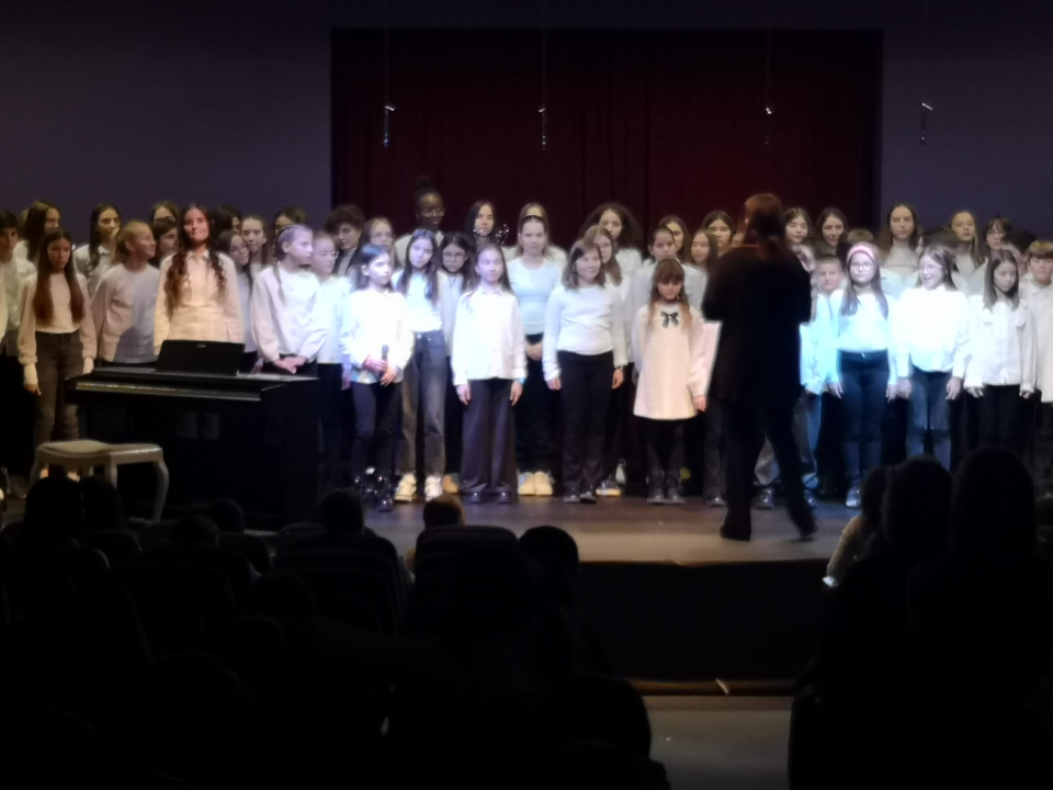 Susret zborova osnovnih škola: 350 malih pjevača iz cijele županije slavilo adventsko vrijeme