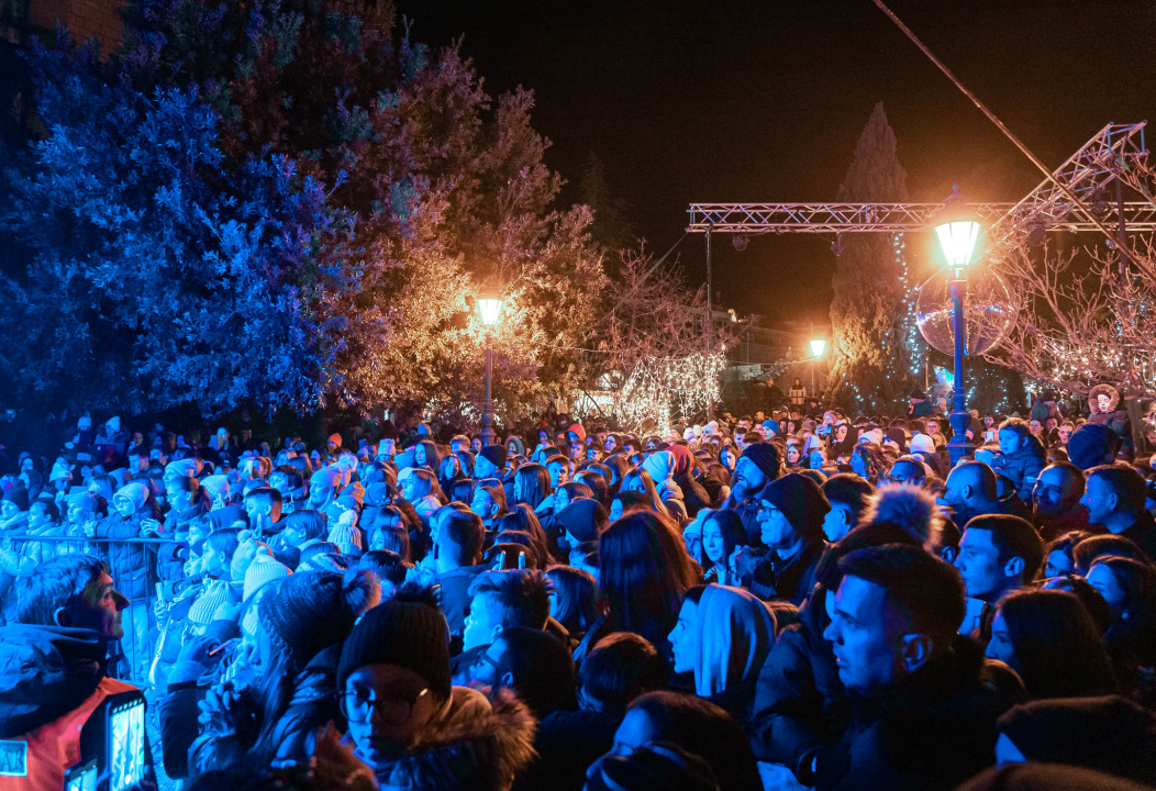 Grše napunio park, a bura nije omela Šibenčane da uglas pjevaju njegove najveće hitove