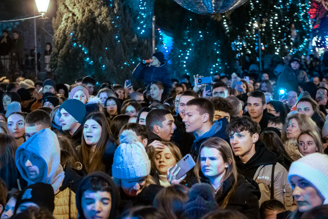 Grše napunio park, a bura nije omela Šibenčane da uglas pjevaju njegove najveće hitove