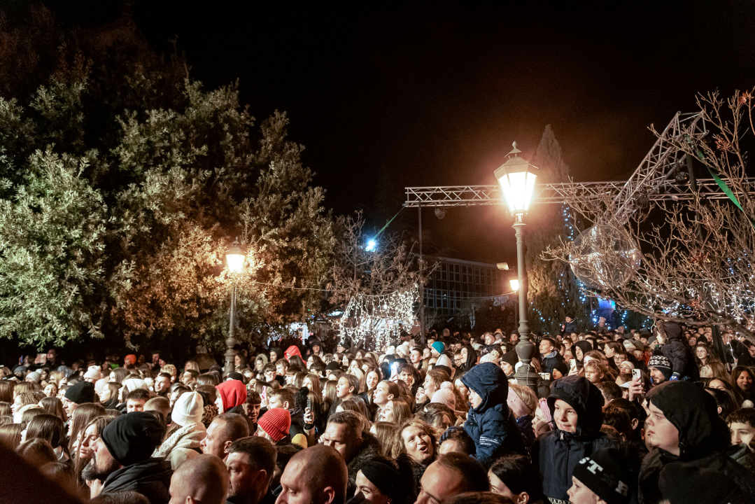 Grše napunio park, a bura nije omela Šibenčane da uglas pjevaju njegove najveće hitove