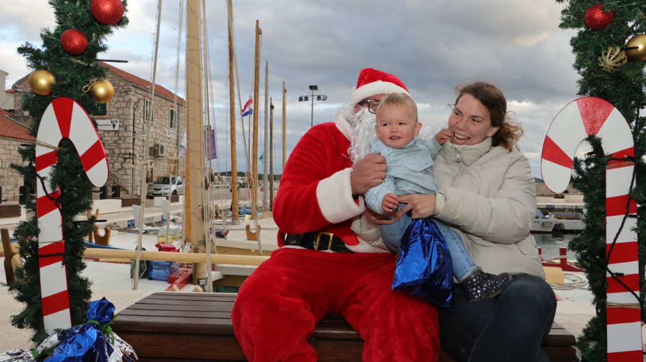 Djed Božićnjak darovao djecu u Općini Tisno