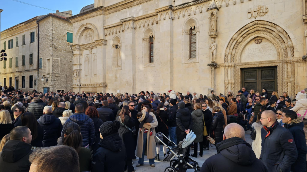 Bez podjela, bine i reflektora: Glazbenici uz brojne Šibenčane slave zajedništvo 