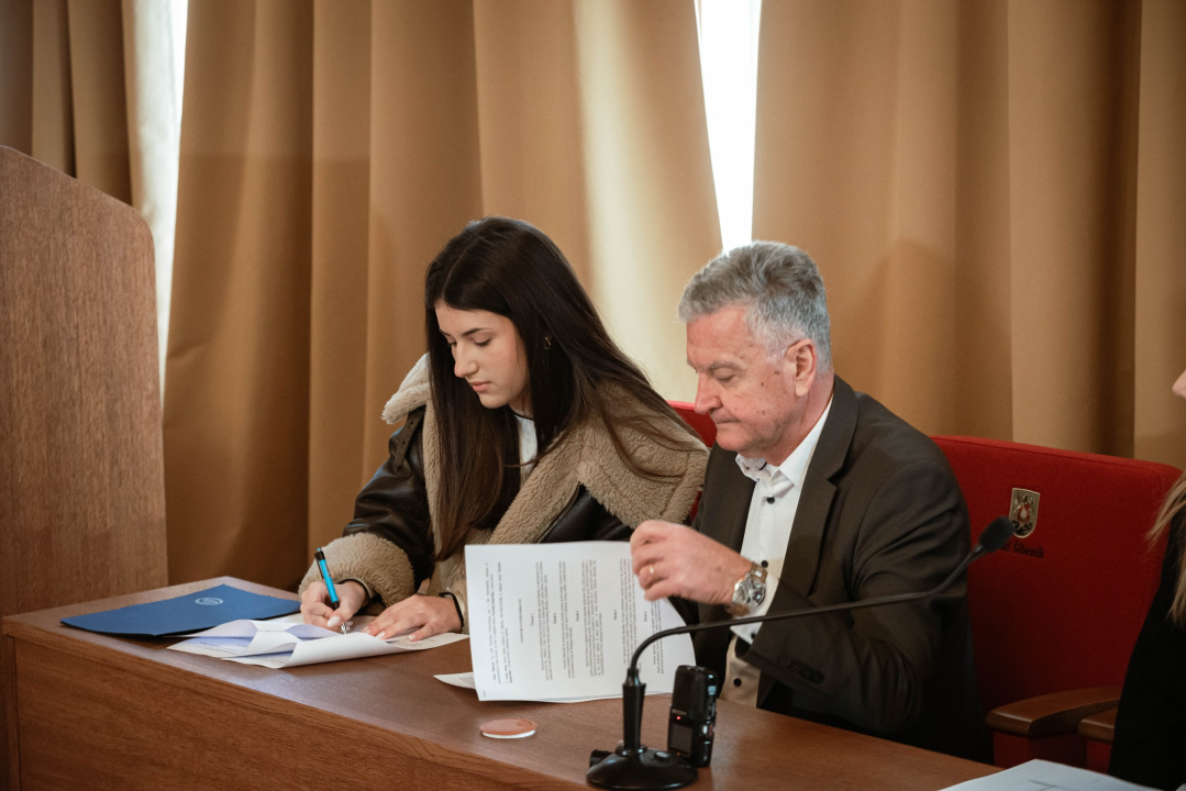 Šibenski studenti potpisali ugovore o stipendiranju. Njih 40 primat će 180 eura mjesečno