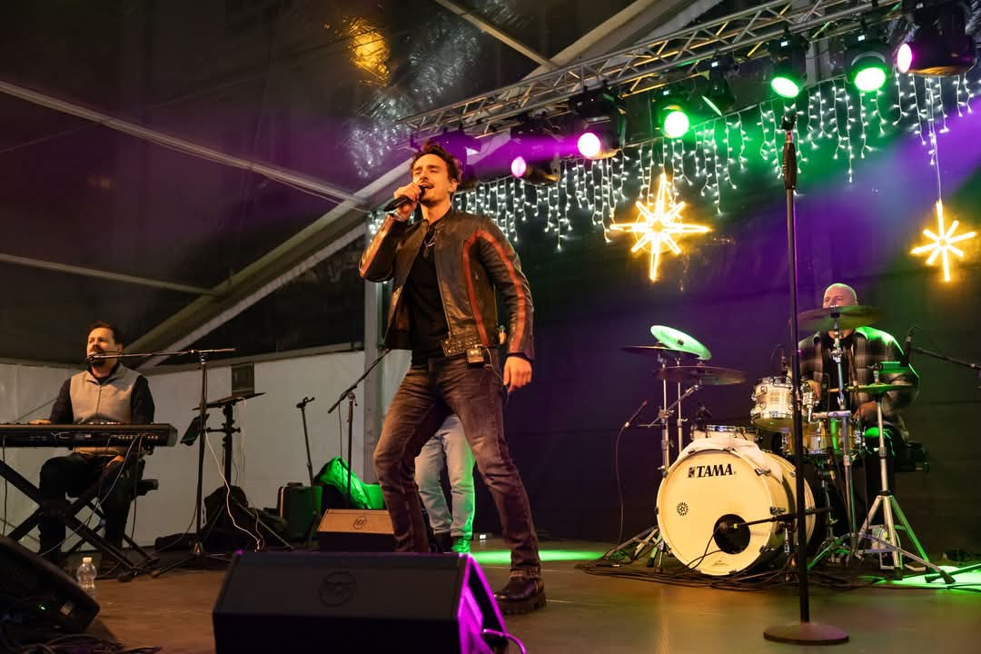 Krcato u šatoru: Adi Šoše oduševio Kninjane na Kraljevskom adventu