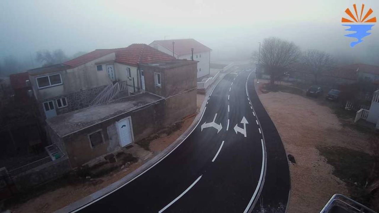 Gusta magla u gradu: Ovako trenutno izgleda pogled s Meteriza na Šibenik