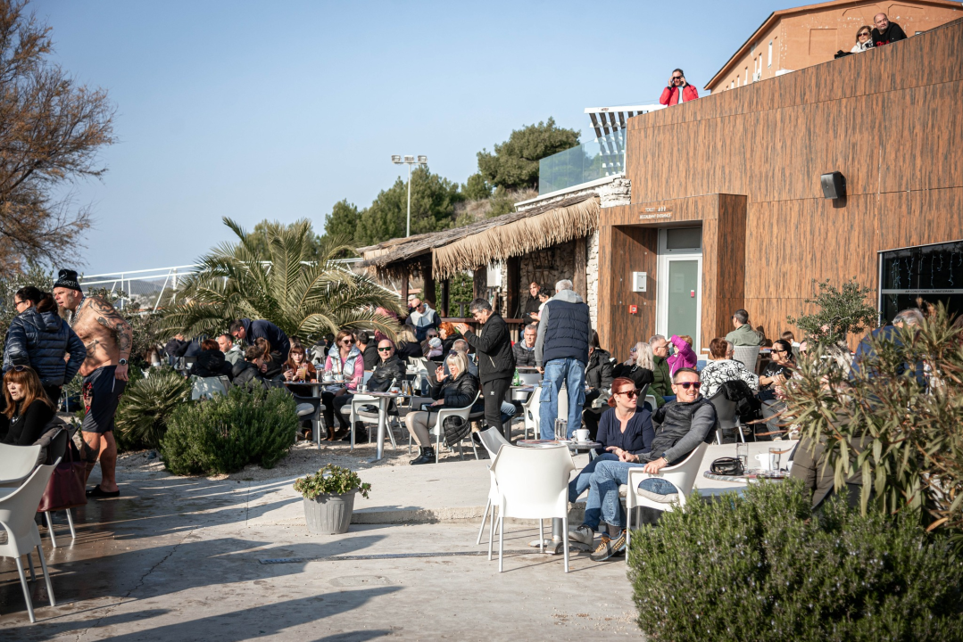 Na svega 8 stupnjeva na kupanje na Banju odvažila se 24 kupača: U zrak pustili golubove i u svijet poslali poruku mira