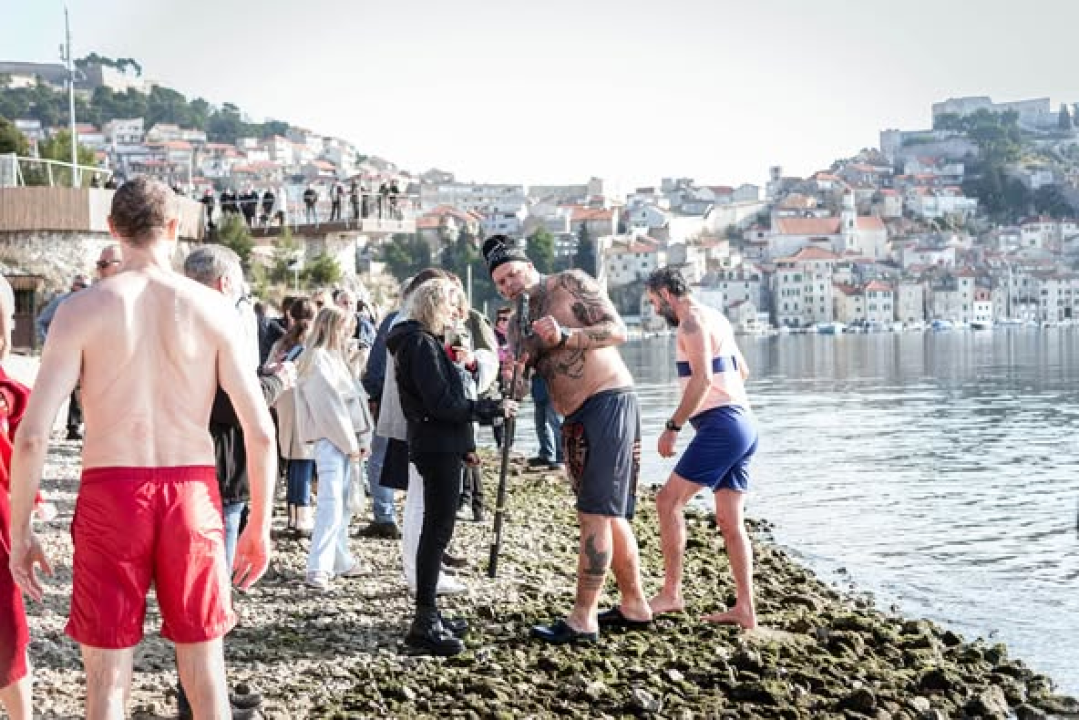 Na svega 8 stupnjeva na kupanje na Banju odvažila se 24 kupača: U zrak pustili golubove i u svijet poslali poruku mira