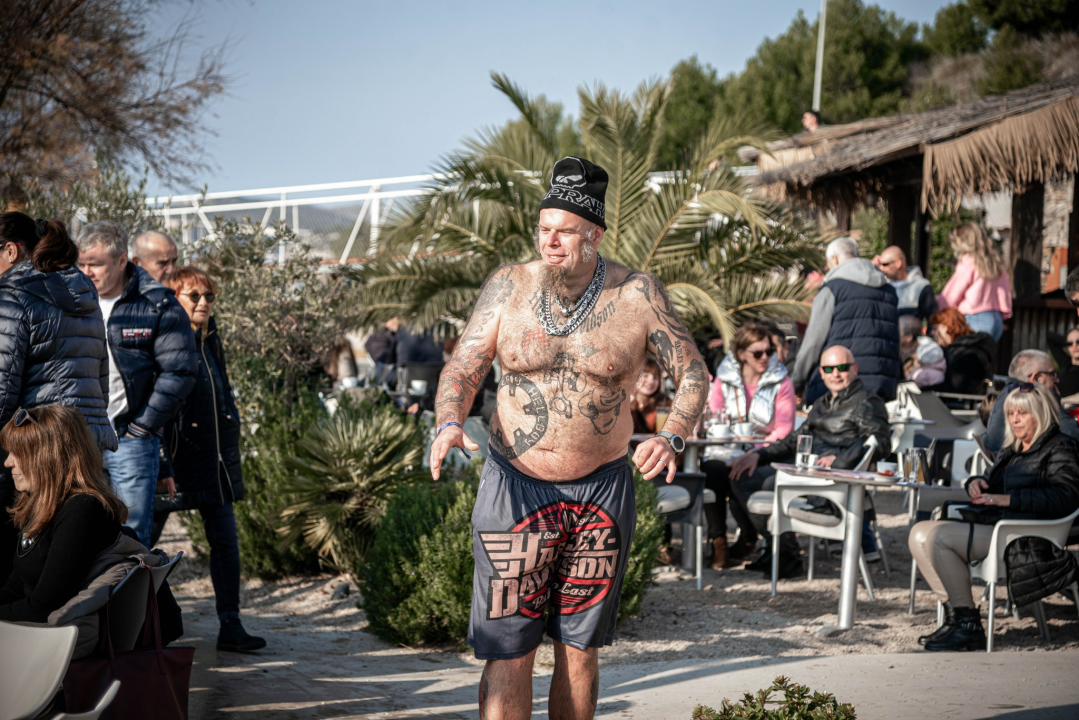 Na svega 8 stupnjeva na kupanje na Banju odvažila se 24 kupača: U zrak pustili golubove i u svijet poslali poruku mira