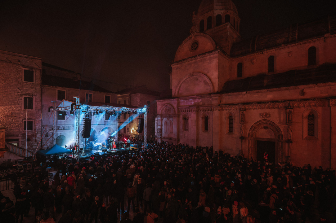 Šibenik 2025. dočekao u stilu: Plesalo se ispred dvije gradske pozornice!  
