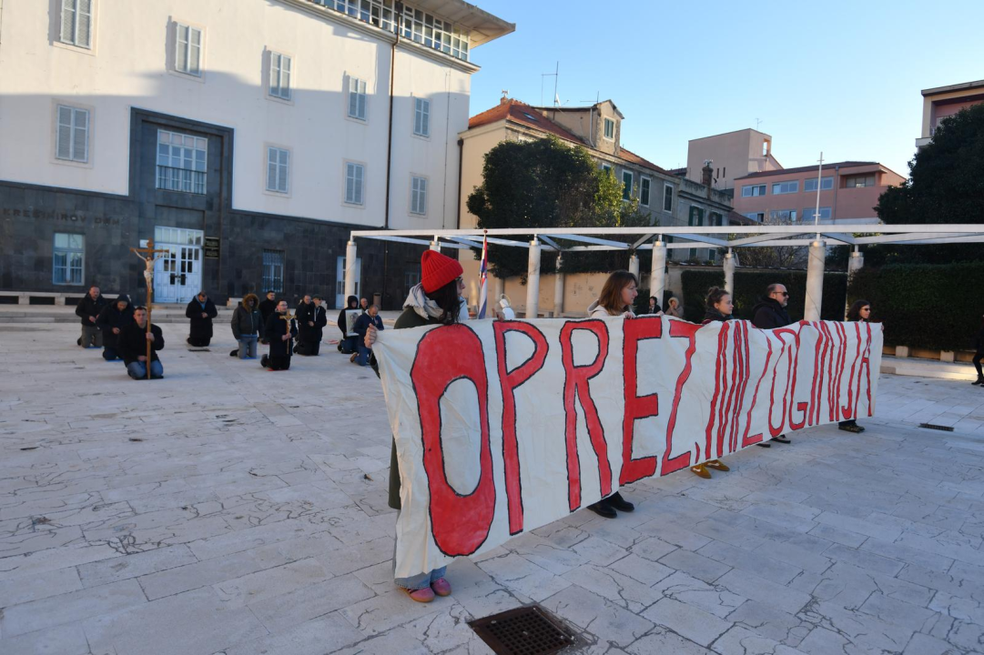 Prva je subota u mjesecu: Molitelji opet klečali pred gradskom upravom, a aktivistice im transparentom sakrile pogled