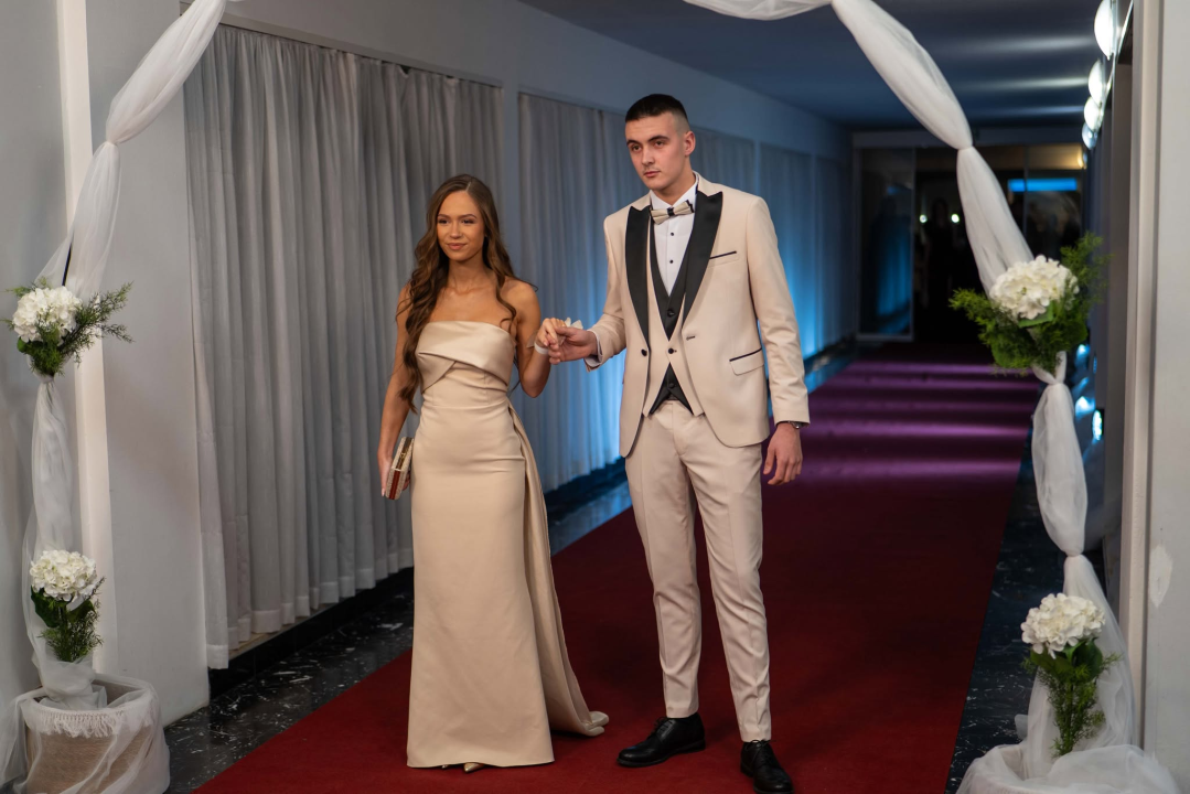 FOTOGALERIJA Zavirite na spektakularni Maturalni ples Ekonomske škole (2)