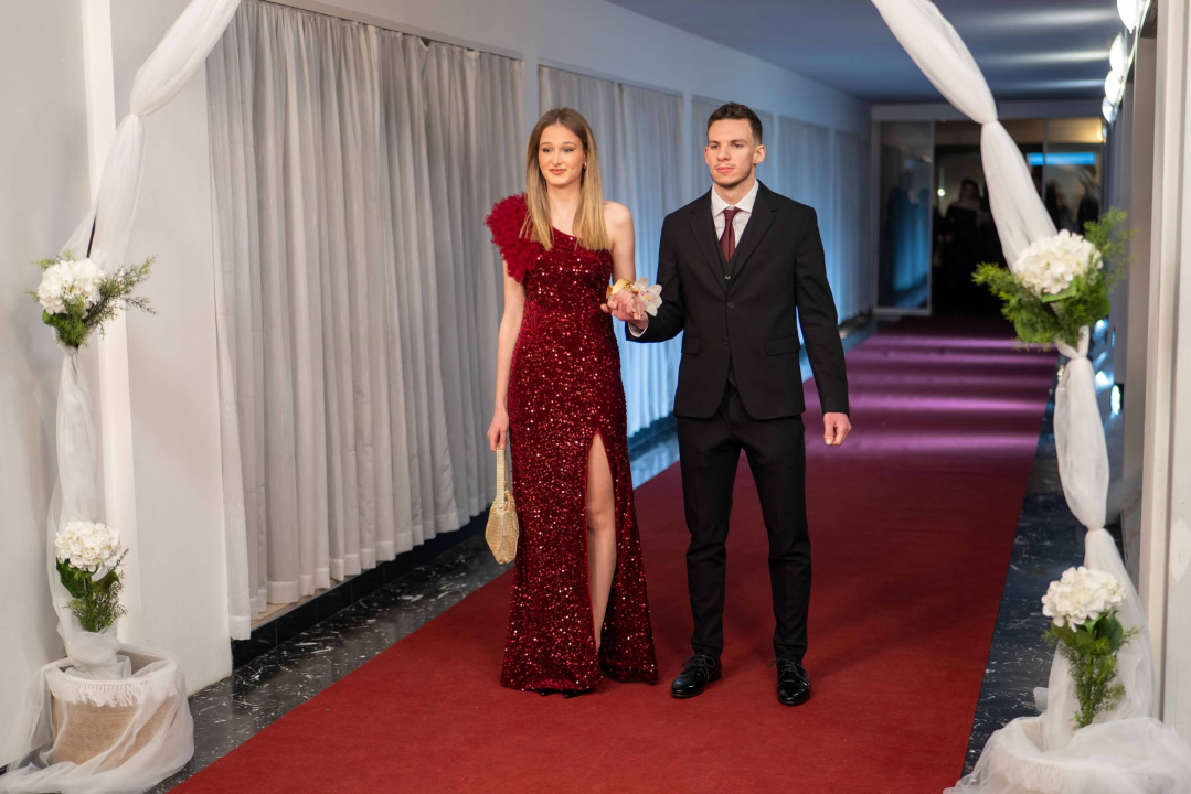 FOTOGALERIJA Zavirite na spektakularni Maturalni ples Ekonomske škole (2)