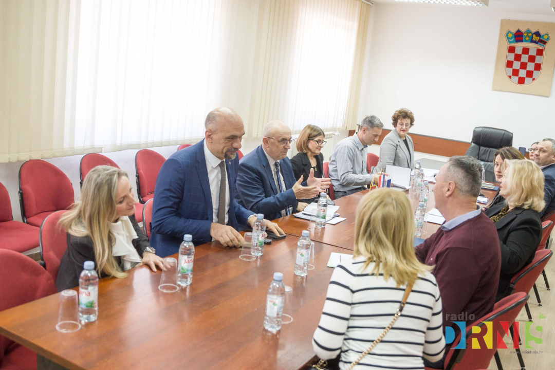 Župan Jelić i gradonačelnik Drniša uručili 13 ključeva stanarima višestambene zgrade 