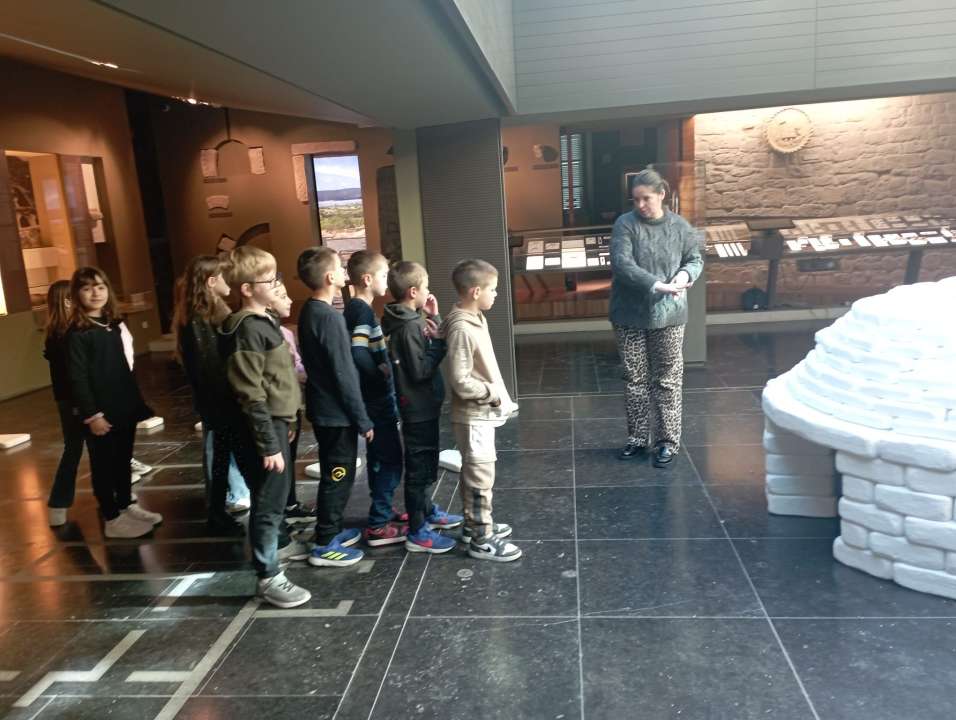 Mali meštri: Šibenski osnovnoškolci gradili bunju u Muzeju grada Šibenika 