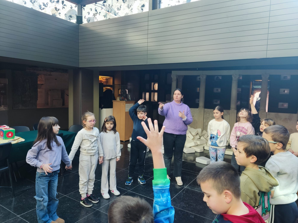 Mali meštri: Šibenski osnovnoškolci gradili bunju u Muzeju grada Šibenika 