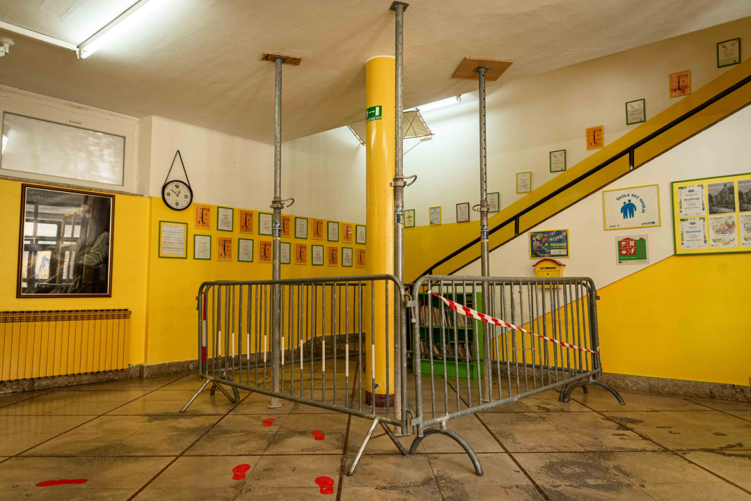 Skela u OŠ Fausta Vrančića 'osigurava' potporni stup