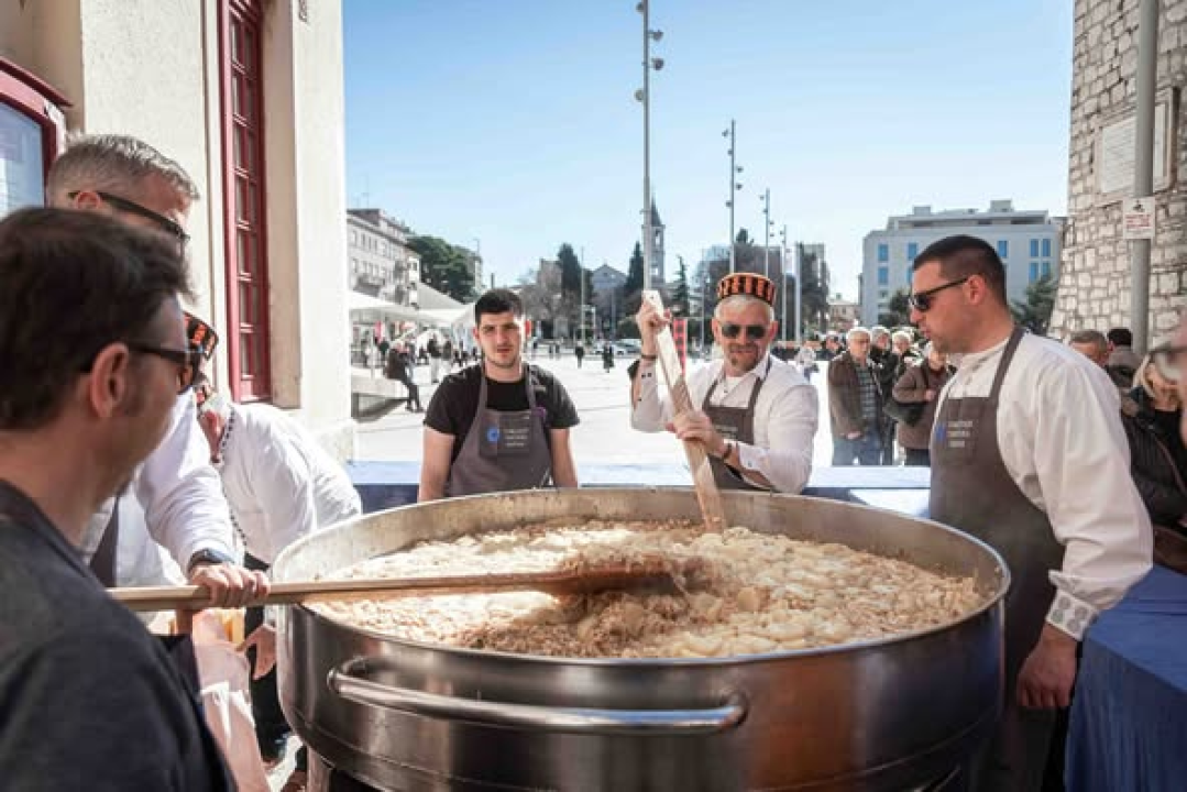 Vremenski uvjeti ovog puta idealni: Šibenski obrtnici građanima podijelili 1000 porcija bakalara