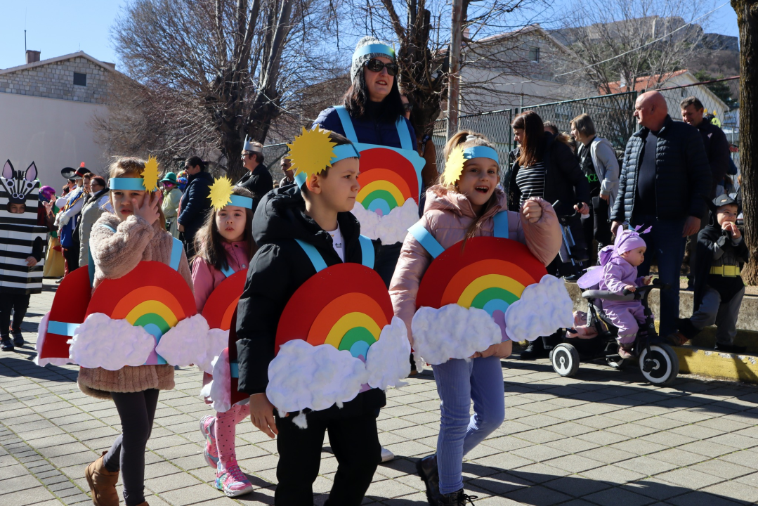 Vesela atmosfera: Velikoj maškaranoj povorci u Kninu pridružili se svi uzrasti