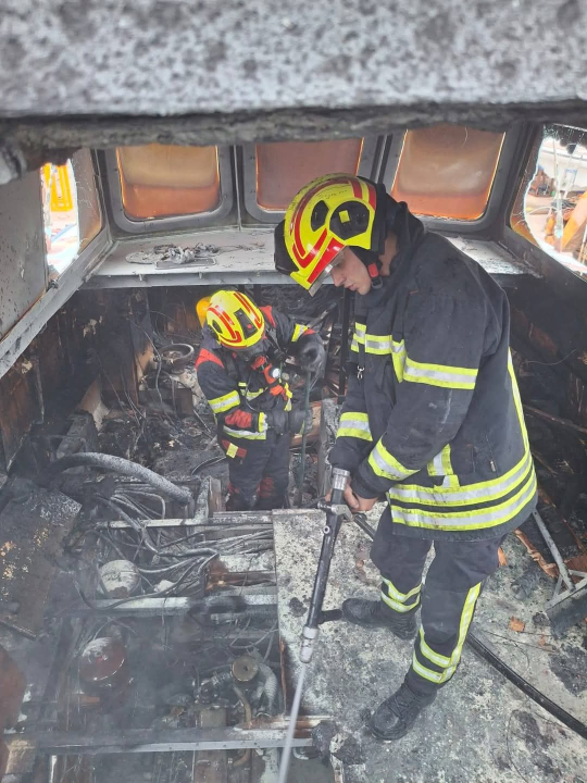 Vodički i tišnjanski vatrogasci gasili požar broda na Murteru