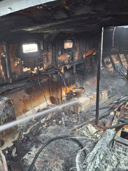 Vodički i tišnjanski vatrogasci gasili požar broda na Murteru