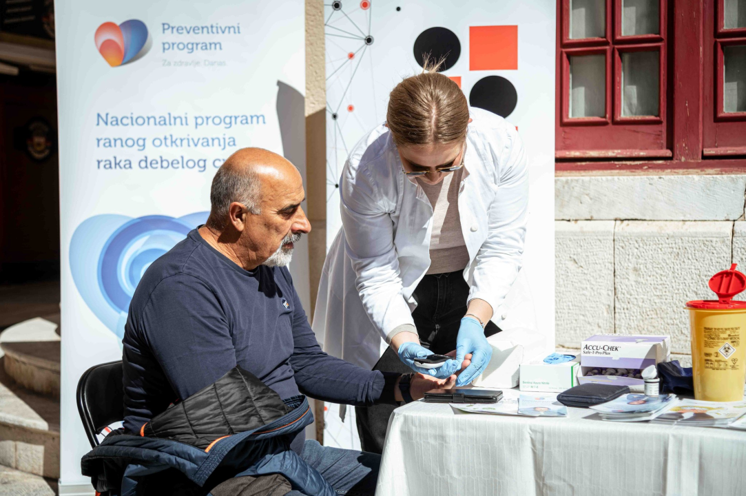 Šibenčani besplatno mjerili tlak ispred kazališta: ‘Rak debelog crijeva jedan je od najučestalijih uzroka smrtnosti u našoj županiji’