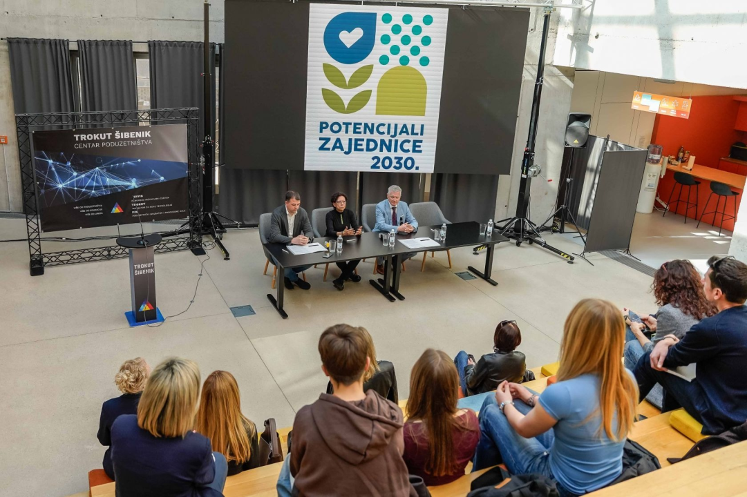 Željko Burić, ravnatelj Gimnazije i ravnateljica Nacionalne zaklade potpisali sporazum o suradnji