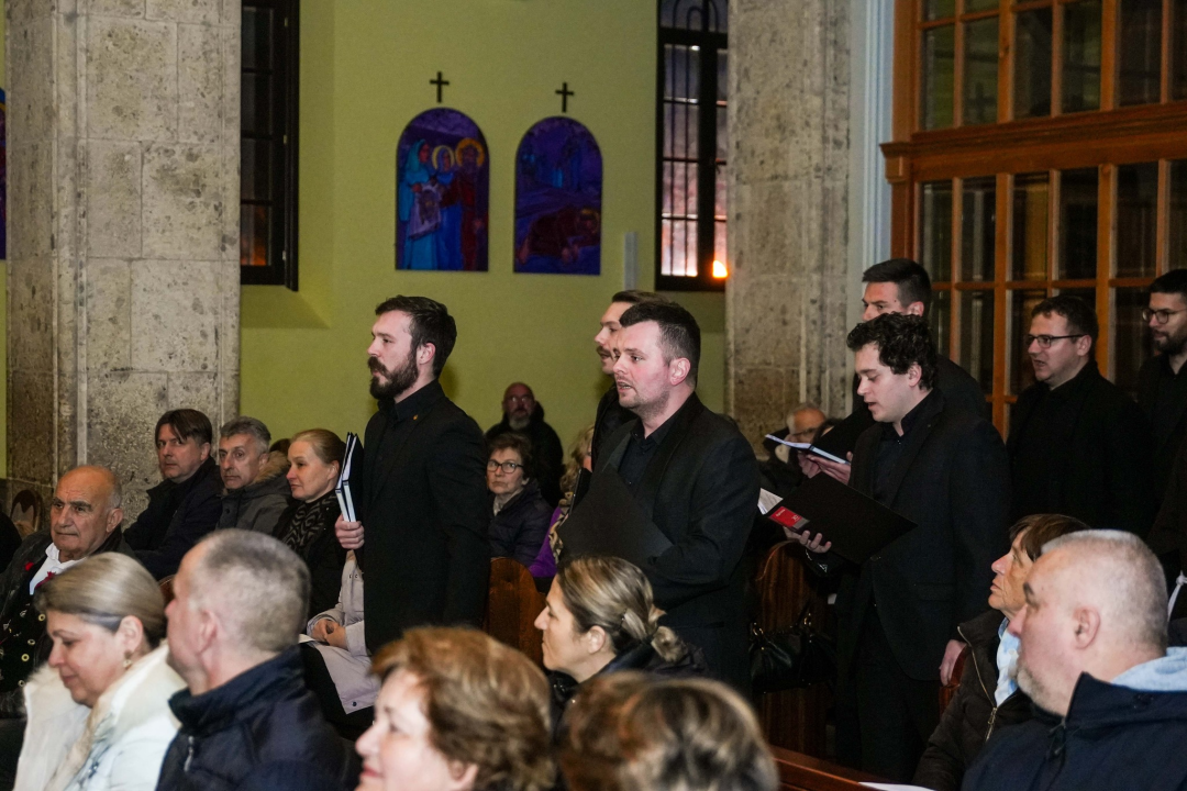 Pučki pivači KBF-a korizmenim napjevima u drniškoj Gospi od Ružarija očarali prisutne