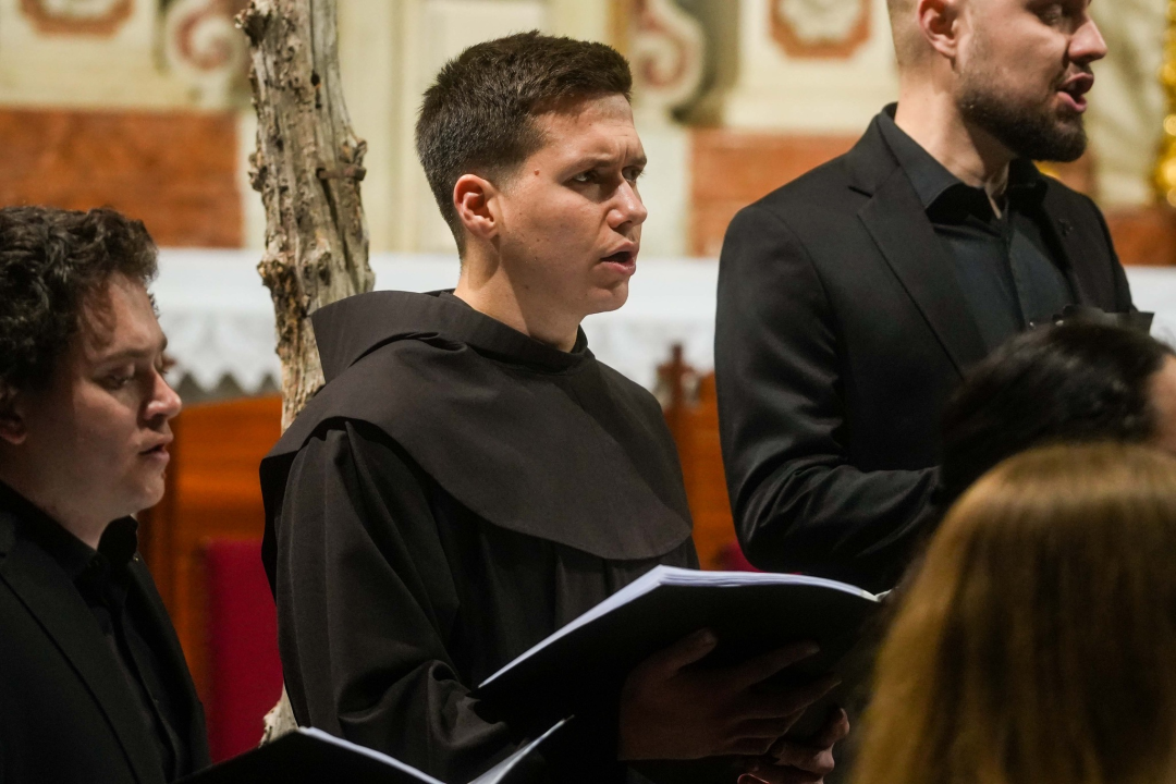 Pučki pivači KBF-a korizmenim napjevima u drniškoj Gospi od Ružarija očarali prisutne