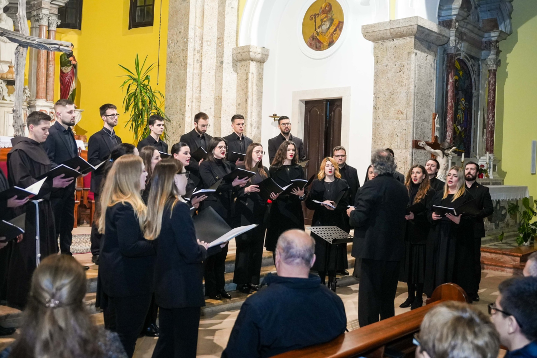 Pučki pivači KBF-a korizmenim napjevima u drniškoj Gospi od Ružarija očarali prisutne