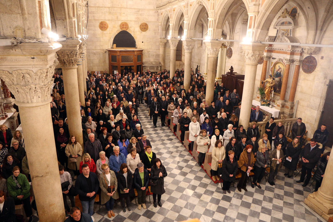 Misom u katedrali i procesijom do crkve Svetog Duha započelo trajno euharistijsko klanjanje
