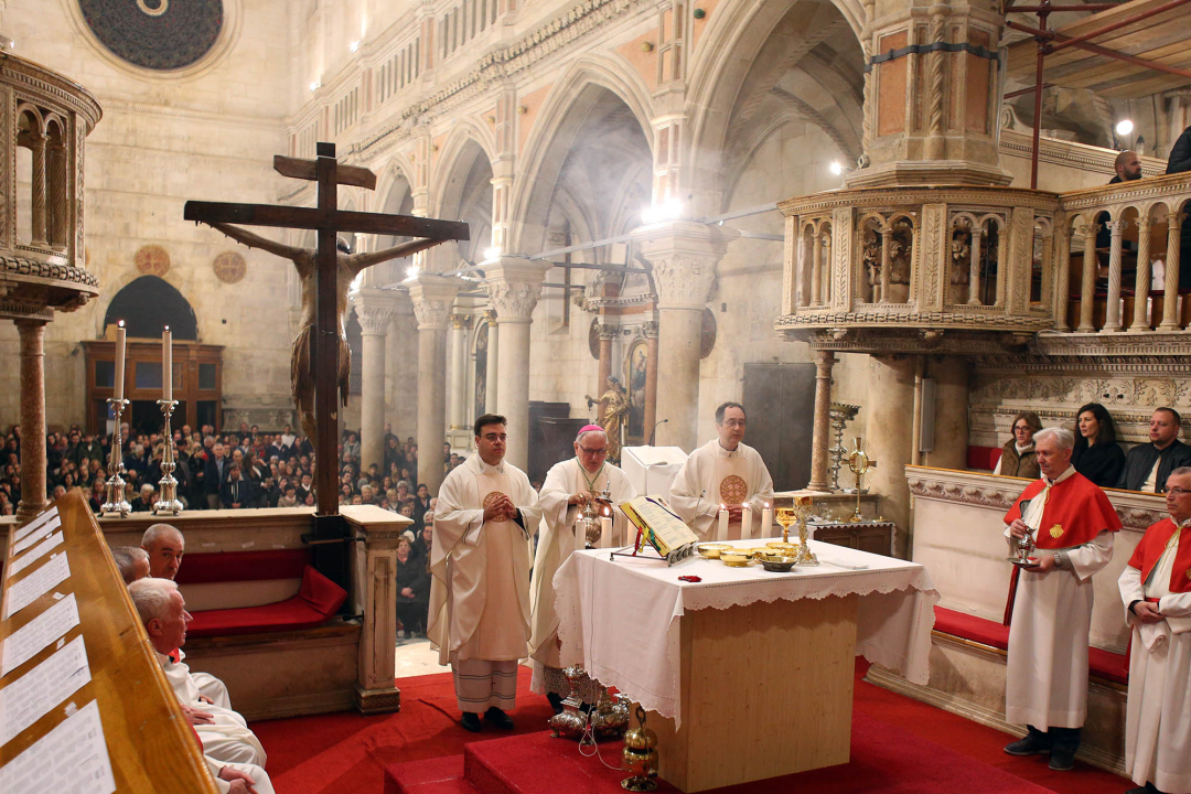 Misom u katedrali i procesijom do crkve Svetog Duha započelo trajno euharistijsko klanjanje