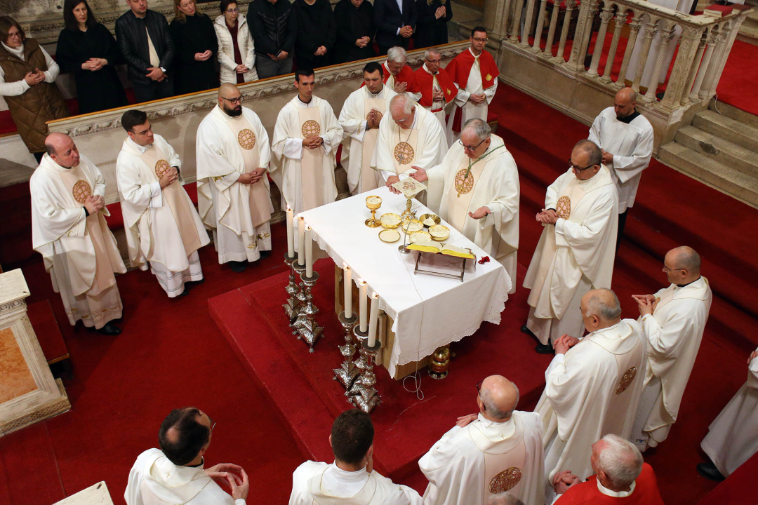 Misom u katedrali i procesijom do crkve Svetog Duha započelo trajno euharistijsko klanjanje