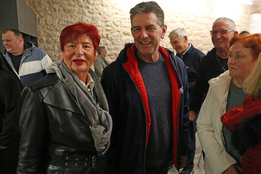 Šibenska publika ispunila dvoranu na premijeri filma o biskupu Srećku Badurini