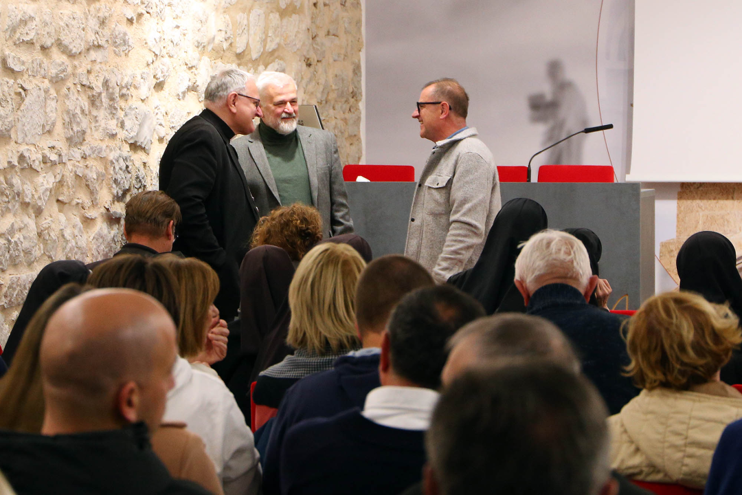 Šibenska publika ispunila dvoranu na premijeri filma o biskupu Srećku Badurini