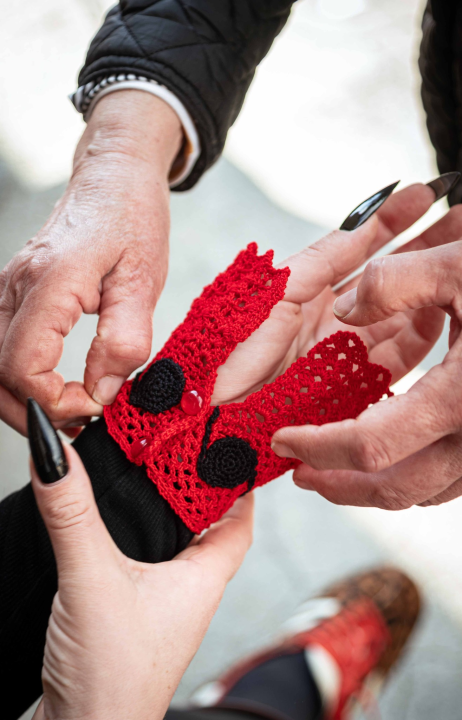 Radmila na pijaci prodaje tulipane, ali i ukrase sa šibenskim motivima