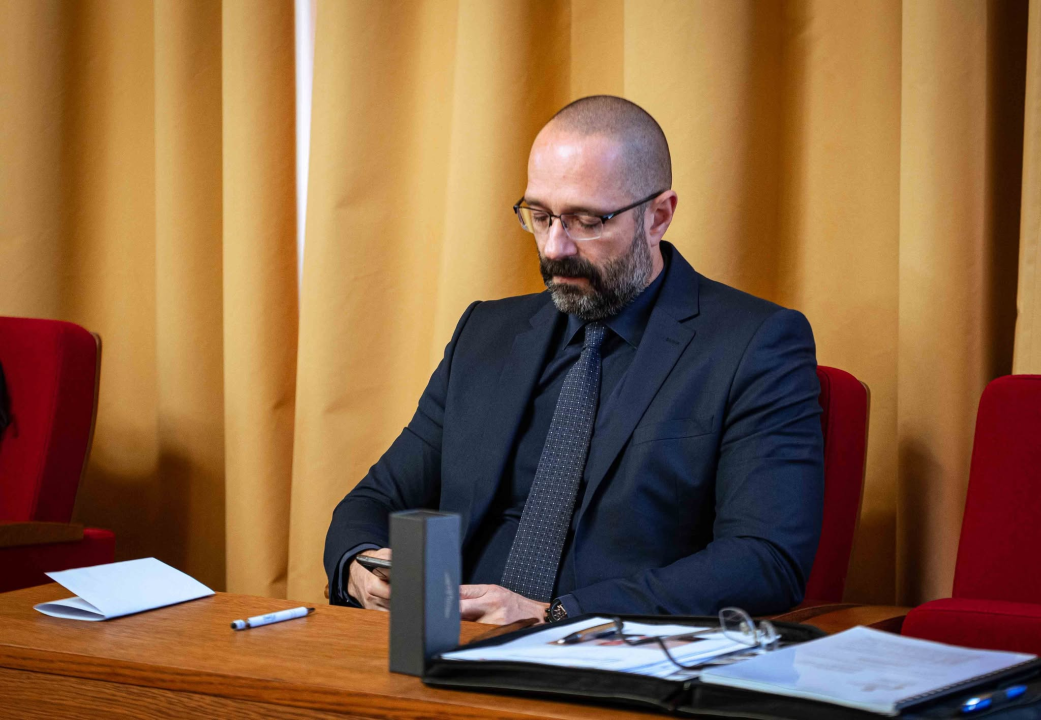 FOTO Misterij, drhtanje glasa, psihijatri: ‘Ugovor o energani na Bikarcu može se dobiti i kod malog Željka’