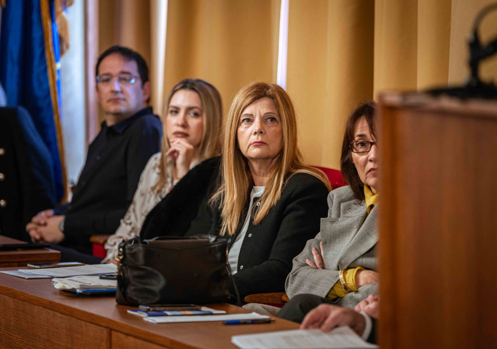 FOTO Misterij, drhtanje glasa, psihijatri: ‘Ugovor o energani na Bikarcu može se dobiti i kod malog Željka’