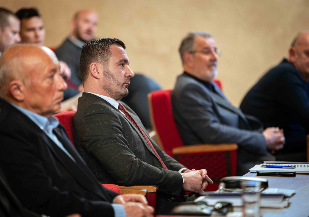 FOTO Misterij, drhtanje glasa, psihijatri: ‘Ugovor o energani na Bikarcu može se dobiti i kod malog Željka’