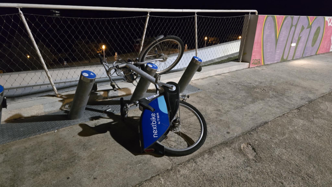 FOTO Javne bicikle na Banju 'parkirane' u parku, u jarku, nabijene na stup...