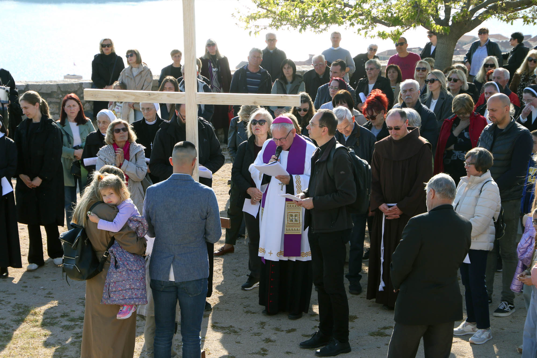U duhu zajedništva i obitelji: Vjernici Šibenika križnim putem pješačili do Baronea