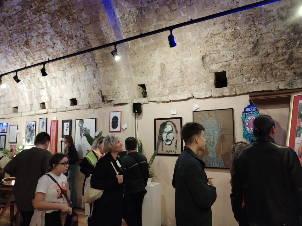 Zvonimir Vila i njegovi 'Vilenjaci' napunili Azimut: Otvorena izložba radova djece iz Centra 'Šubićevac'