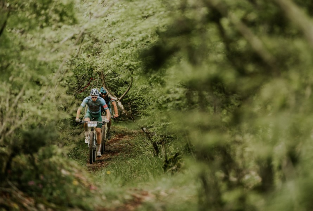 Biciklistima Roku Fržopu i Tonku Čičin-Šainu srebro u finišu 4 Islands Epic utrke