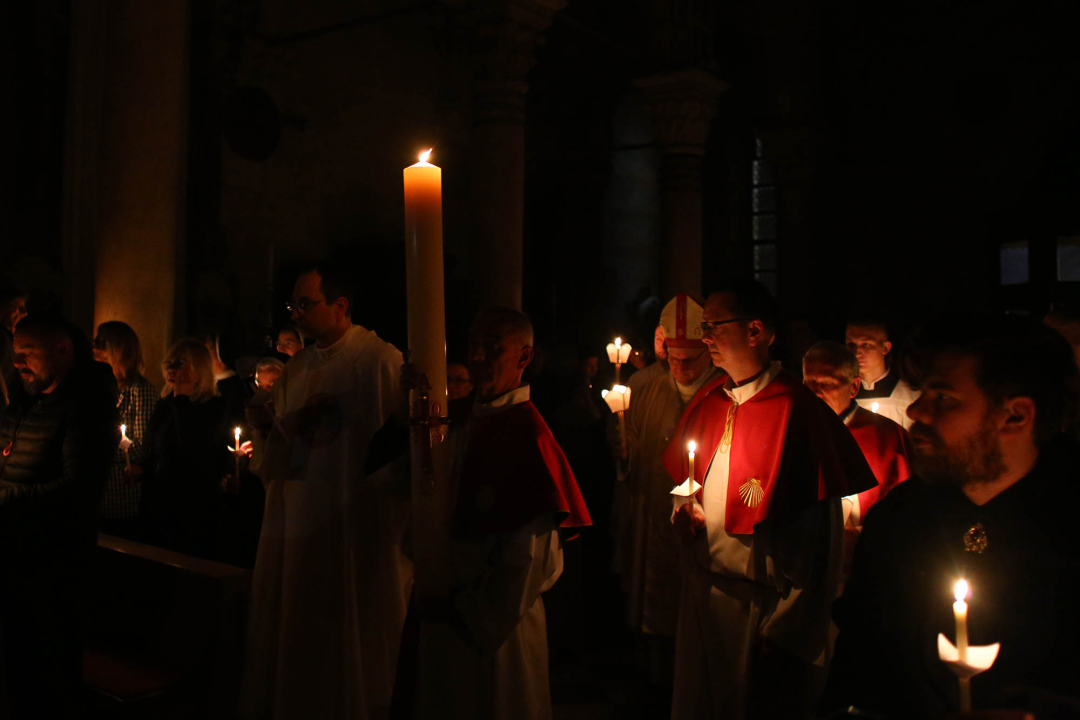 Biskup Rogić predvodio vazmeno bdijenje u katedrali