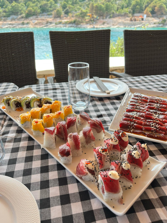 Japanska kulinarska čarolija na Kapriju: Učenici šibenskog TUŠ-a učili od chefa Enrica Krluka