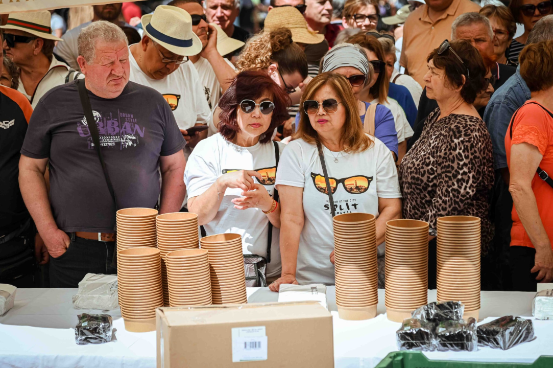 FOTO Uz podjelu fažola obilježen Praznik rada: 'Svim dragim posjetiteljima NP Krka željeli smo danas osigurati ručak'