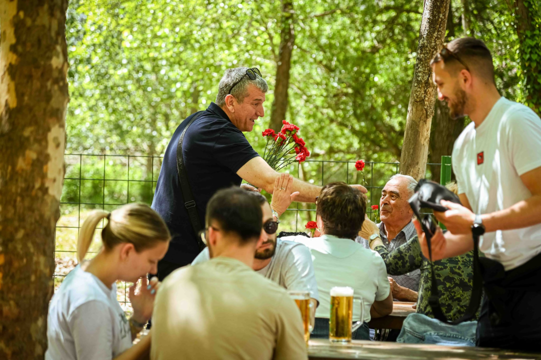 FOTO SDP-ovci dijelili karanfile u NP Krka: 'Ovo je dan kada uzimamo predah i koji nas podsjeća na radničku solidarnost'