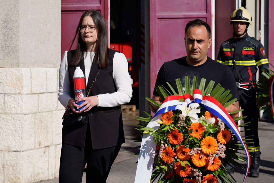 Ispred Vatrogasnog doma odana počast stradalim i preminulim vatrogascima